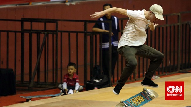 Skateboard dengan roda sudah biasa. Tony Hawk sedang menguji sebuah papan luncur yang bisa melayang di udara, persis seperti film Back to the Future.