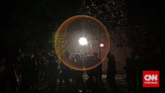 Muasal Mistik 'Bertahan' di Tengah Masyarakat Indonesia Hari ini, hal-hal mistis 'bertahan' di Indonesia antara lain karena dukungan teknologi yang mempermudah penyebarannya.