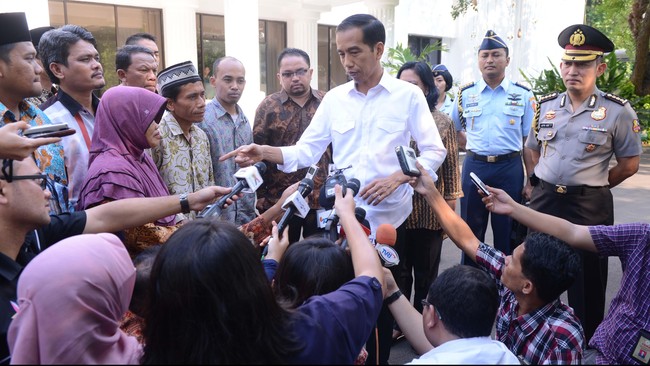 Koordinator Tim Hukum PDI Perjuangan Henry Yosodiningrat tak akan mencabut laporannya ihwal penghinaan M Arsyad kepada Presiden Joko Widodo.