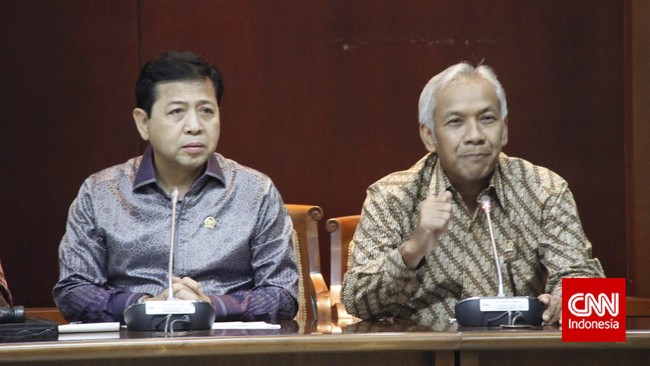 Wakil Ketua Umum Golkar kubu Ical Setya Novanto menyebutkan perombakan fraksi harus mengikuti AD/ART