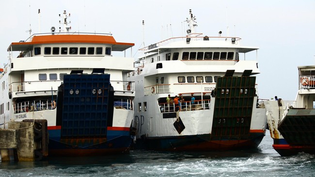 PT ASDP Indonesia Ferry (Persero) mengimbau calon penumpang untuk menunda perjalanan di tengah cuaca buruk di Kupang, NTT.