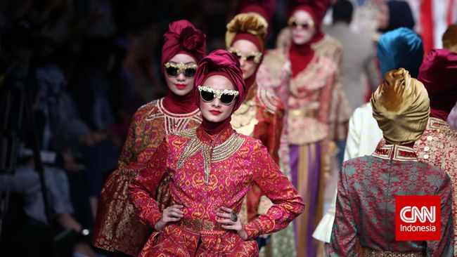 Selain busana tradisional, busana muslim menjadi kekuatan desain busana desainer Indonesia.Kini saatnya busana muslim tampil semakin gaya.