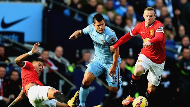 Manchester City dan Manchester United belum mampu mencetak gol pada babak pertama derby Manchester. Wasit berikan satu kartu merah untuk Chris Smalling.