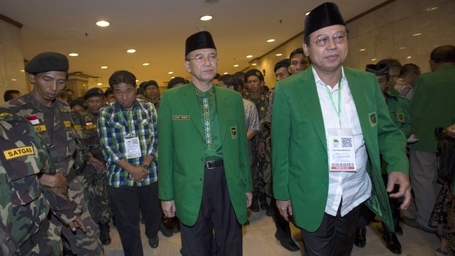 Menurut Menteri Hukum dan HAM Yasonna Laoly, perdamaian yang dilakukan semestinya antara dua kubu yang ada di PPP saat ini.