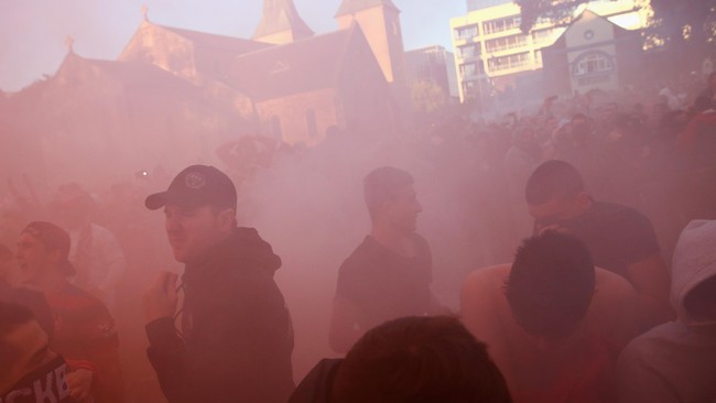 Terjadi bentrokan antara polisi dan suporter sepak bola yang memaksa ingin menyaksikan pertandingan secara langsung ke dalam stadion.