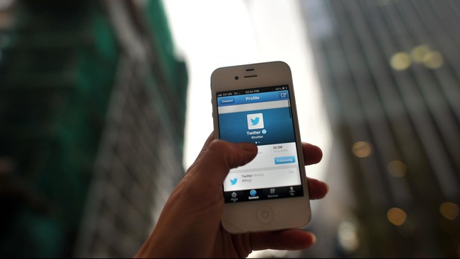 Naiknya harga BBM banyak direspons negatif oleh masyarakat dunia maya. Kata terkait kenaikan itu kini&nbsp;memenuhi puncak topik populer di Twitter.