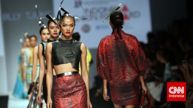 Sebagai pembuka ajang fesyen terbesar di Jakarta, desainer Indonesia Fashion Forward memamerkan serangkaian koleksi busana yang modern.