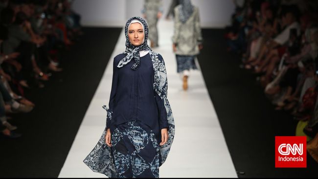 Indonesia menggantungkan cita-cita untuk menjadi kiblat busana muslim dunia. Seperti apa strategi yang diterapkan untuk mewujudkan mimpi ini?