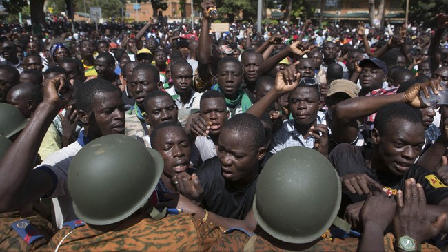 Paska penggulingan Blaise Compaore, negara-negara dari blok Afrika Barat, mendesak pemerintah Burkino Paso menunjuk presiden dari warga sipil.