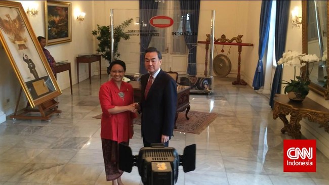 Menteri Luar Negeri Retno Marsudi bertemu dengan Menlu Tiongkok Wang Yi. Keduanya membahas berbagai kemungkinan kerja sama bilateral antar kedua negara.