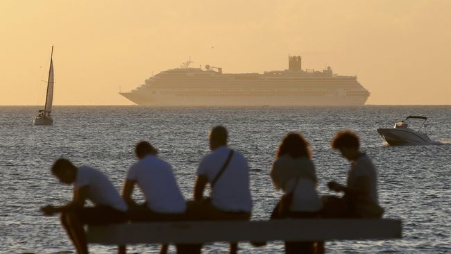 Kapal pesiar The Anthem of the Seas terpaksa membatalkan perjalanannya dan memutar balik kembali ke pelabuhan setelah diterjang badai.