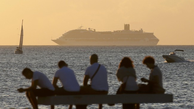 Bagai kisah horor, 960 penumpang kapal Bahamas Celebration Cruise gagal merayakan Pesta Halloween karena kapal mengalami kecelakaan di tengah laut.