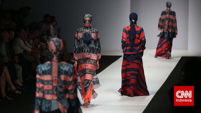 Kala Pandemi Corona 'Ganggu' Industri Mode Indonesia Pandemi infeksi virus corona berdampak pada industri mode di Indonesia. Sejumlah produksi terhambat serta beragam peragaan busana pun ditunda dan dibatalkan.