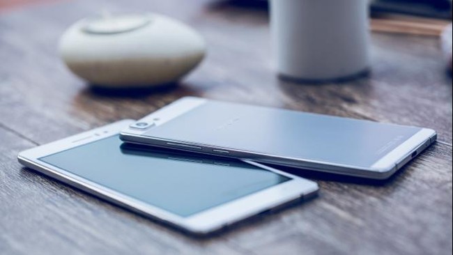 OPPO kembali melakukan gebrakan dengan merilis R5. Smartphone terbaru OPPO ini memiliki ketebalan hanya 4,85 mm