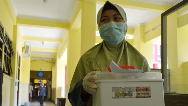 Dua tenaga kerja Indonesia asal Madiun dan Kediri dinyatakan Kementerian Kesehatan negatif virus Ebola dan telah dikembalikan ke ruang perawatan biasa.&nbsp;