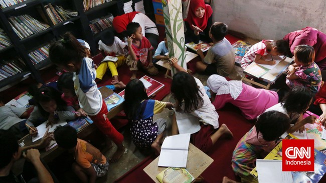 Anak-anak sekitar pemukiman kumuh mengikuti kegiatan 