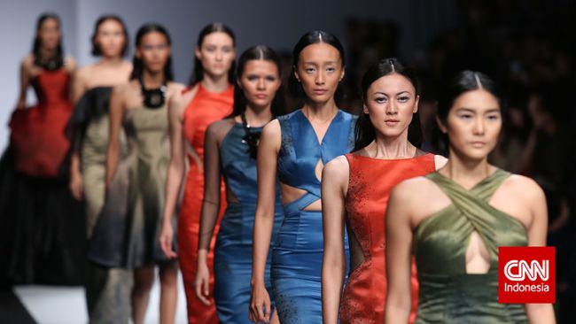 Ada "perang" Barat dan Timur di Jakarta Fashion Week 2015 semalam (3/11). Kreasi busana yang terinspirasi Korea Selatan, Belanda, Jepang, dan Inggris.