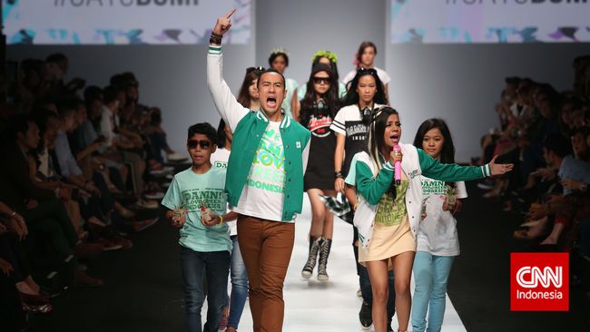Panggung Jakarta Fashion Week 2015 menyuguhkan karya selebriti. Kali ini, mereka tak sekadar pamer busana. Ada pesan yang disampaikan lewat aksi teatrikal.