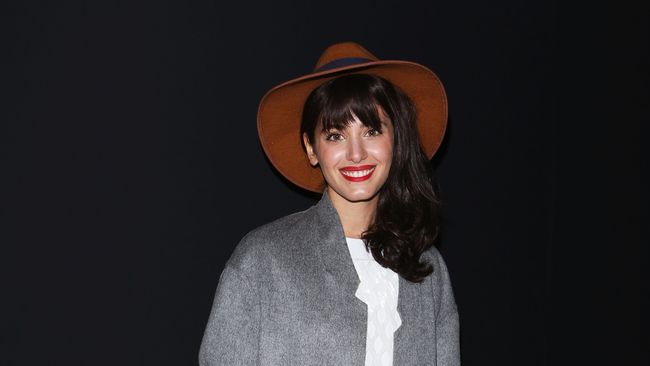 Penyanyi Katie Melua mengalami gangguan pendengaran. Setelah diperiksa, telinganya ternyata menjadi rumah bagi laba-laba kecil selama seminggu terakhir.