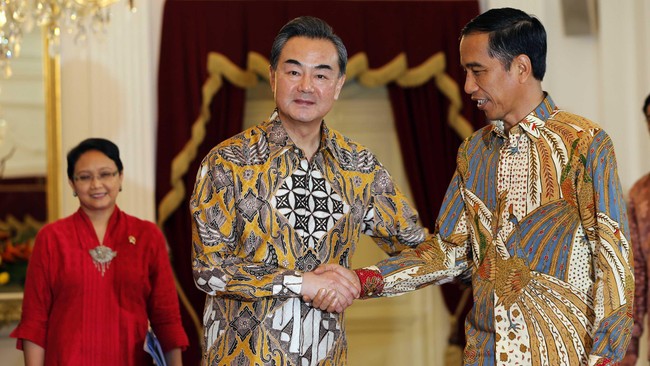Sebelum keberangkatannya ke Beijing untuk menghadiri KTT APEC, Presiden Joko Widodo bertemu Menteri Luar Negeri Tiongkok Wang Yi di Jakarta.