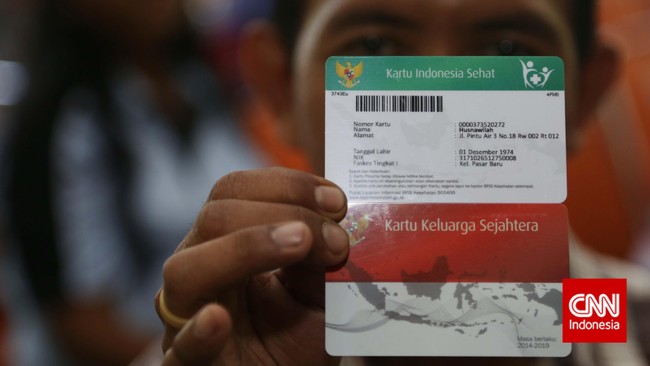 Presiden Jokowi meluncurkan tiga kartu untuk membantu masyarakat tak mampu. Anggaran yang dikucurkan cukup besar sehingga KPK perlu memantau program tersebut.