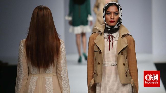 Kerudung bisa digunakan secara universal untuk semua perempuan sebagai aksesori penutup kepala. Gaya inilah yang rupanya diangkat oleh tiga desainer Jepang.