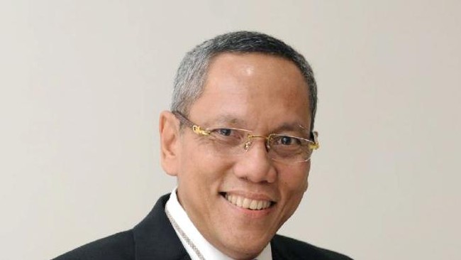 Mantan Direktur WHO Asia Tenggara Tjandra Yoga Aditama membeberkan 5 alasan status pandemi belum kunjung dicabut meski kasus covid-19 turun. Ini rinciannya.