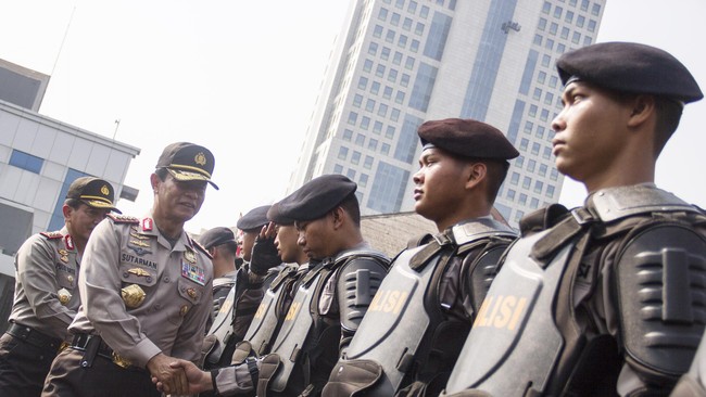 Jenderal Sutarman meninggalkan rumah dinas pada pagi hari setelah diberhentikan oleh Presiden Jokowi sebagai Kapolri.