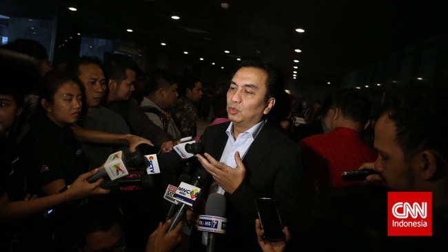 Anggota Komisi I DPR, Effendi Simbolon mengatakan tak boleh ada kesempatan sekecil apapun membiarkan China membangun pangkalan militer di RI.