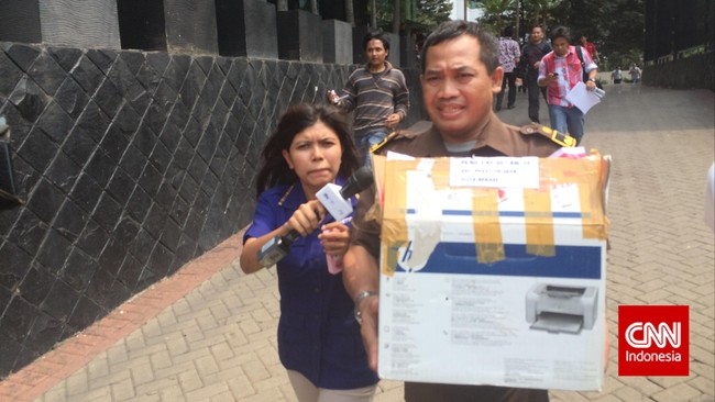 Tersangka korupsi puskesmas di Tangsel yang ditangani Kejaksaan Agung menjadi tahanan KPK. Penyidik kejaksaan mengambil sekardus berkas di Kantor KPK.