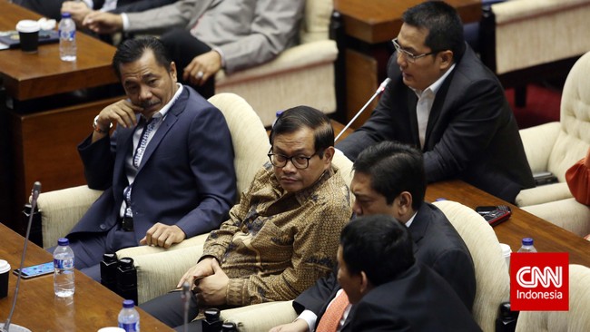 Legislator KMP kesal karena elite KMP terus menuruti keinginan KIH dalam lobi politik dua kubu. Peran mantan wakil ketua DPR Pramono Anung tak bisa diremehkan.