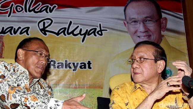 "Kalau Pak Hidayat senyum-senyum artinya pertanda baik," guyon Andi Mattalatta.  