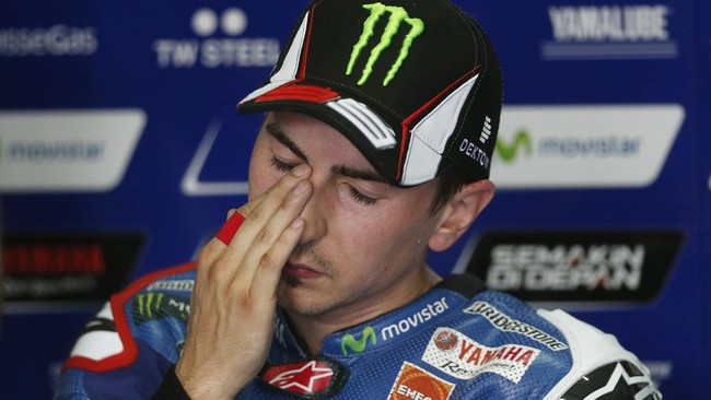 Jorge Lorenzo mengaku masih merasakan sakit di bagian kepala menyusul kecelakaan yang dialaminya pada MotoGP San Marino, Minggu (13/9).