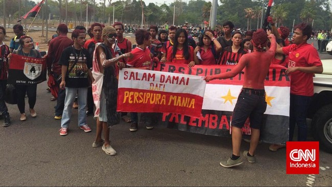 Persipura mania yakin klubnyaa akan menang 2-1 atas Persib Bandung di final LSI 2014 di Stadion Jakabaring, Palembang, Jumat (7/11).