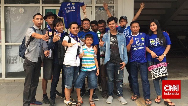 Para pendukung klub yang bertanding dalam semifinal LSi di Stadion Jakabaring datang tak hanya memberi dukungan tapi juga siap "membela" idola mereka.