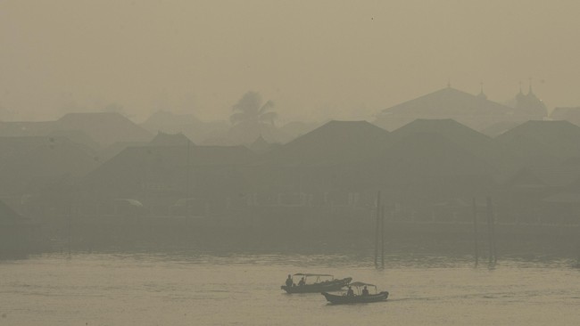 Warga Palembang menghadapi dilema akan kemungkinan merugi apabila memanen sawit saat kondisi asap masih buruk.