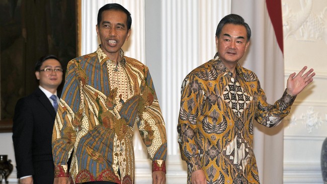 Tamu negara maupun petinggi perusahaan asing yang bertemu Jokowi selalu menanyakan status politik tanah air sebelum memutuskan berinvestasi.