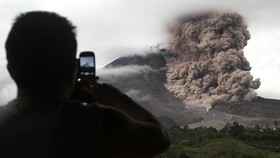 Warga Desa Sekitar Gunung Sinabung Mulai Mengungsi