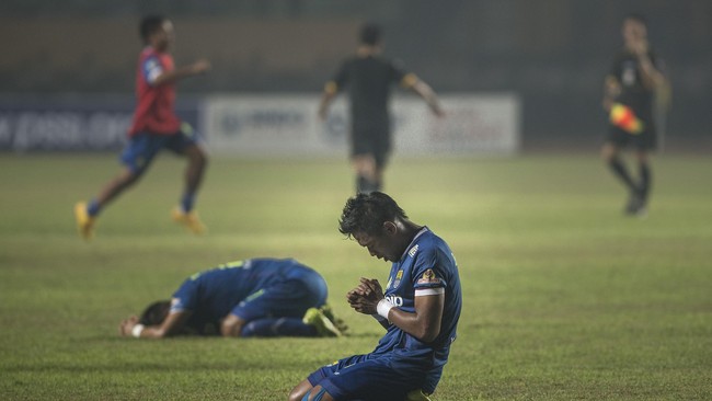 Juara Liga Super Indonesia (ISL) 2014, Persib Bandung tersingkir dari kompetisi Liga Champions Asia setelah dikalahkan tuan rumah, Ha Noi T&T 0-4 malam ini.