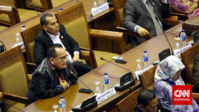 Sepanjang rapat paripurna DPR membahas aturan dana aspirasi, tak ada satu pun anggota Fraksi Demokrat yang melontarkan interupsi ketidaksetujuan mereka.