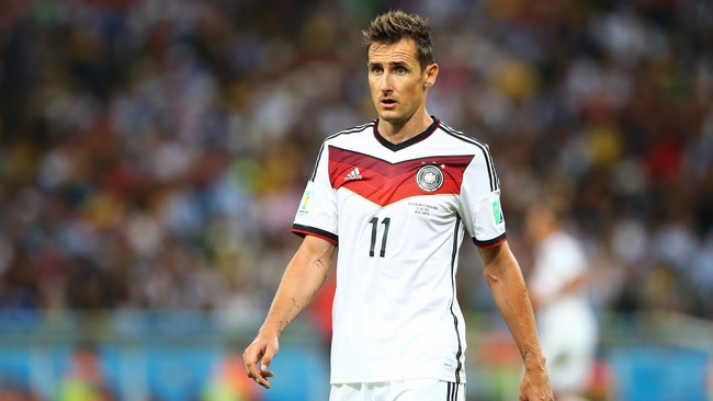 Mantan striker timnas Jerman Miroslav Klose menganalisa skuat Italia mengantongi semangat tim luar biasa yang mampu mengempaskan Die Manschaft.