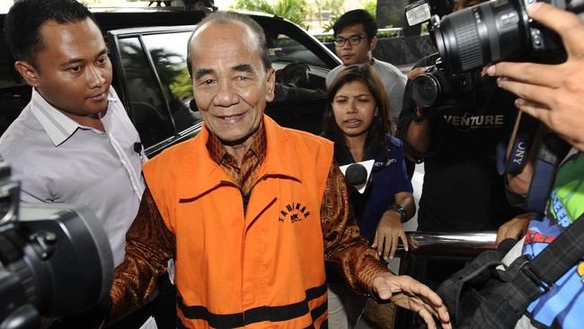 Edison Marudud Marsadauli diperiksa untuk gubernur nonaktif Riau Annas Maamun. Selain politisi, Edison pengusaha yang punya perkebunan kepala sawit 140 hektare.