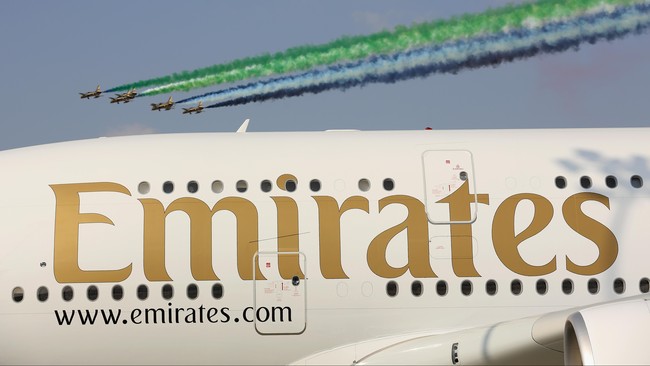 Maskapai penerbangan Emirates menghentikan kerja samanya dengan FIFA karena isu kasus suap terkait proses pencalonan tuan rumah Piala Dunia 2022.