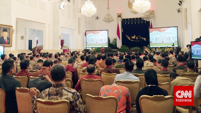 Menteri BUMN Rini Soemarmo meminta DPR menunda rapat dengan pejabat eselon I kementeriannya. Langkah Rini tersebut dibela Presiden Joko Widodo.