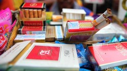 Viral Pria Merokok di Pesawat, Ada Ancaman Penjara 5 Tahun & Denda Rp2,5 M