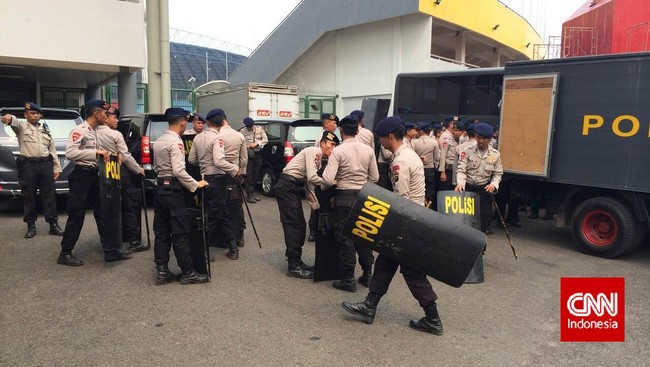 Meski dinilai minim konflik, polisi tetap&nbsp;mengerahkan&nbsp;1.500 personel guna mengamankan laga final LSI di Stadion Jakabaring, Jumat (7/11).