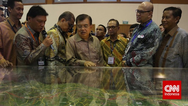 Wakil Presiden Jusuf Kalla memastikan pemerintah akan menindak tegas investor yang tidak mengikuti aturan main Indonesia.