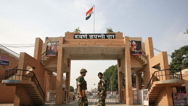 Setelah terjadi bom bunuh diri di perbatasan Pakistan dan India,&nbsp;kapal perang India yang bersandar di pelabuhan Kolkata ditarik kembali ke lautan.