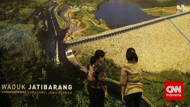 Selain memberi kompensasi&nbsp;warga yang rumahnya akan terendam air waduk Jatigede, pemerintah juga harus menebang 80 ribu pohon hutan lindung sekitar waduk.