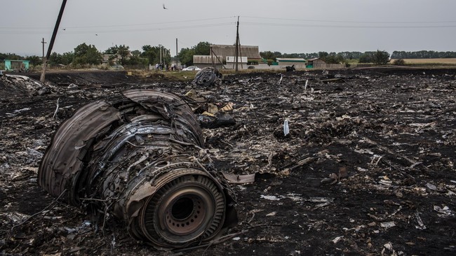 Keluarga korban MH370 masih memiliki harapan ditemukannya pesawat yang raib itu, sementara keluarga MH17 menunggu hasil rekonstruksi pesawat.